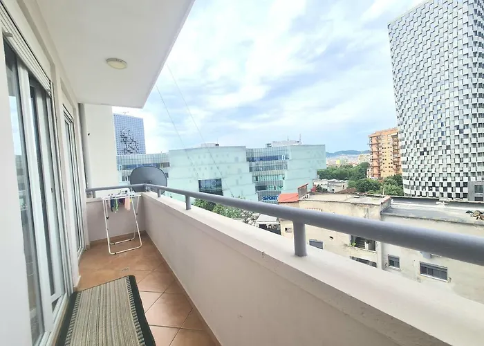 Sandra's In Center 地拉那